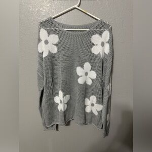 Women’s crochet style grey sweater with whitet daisy detail